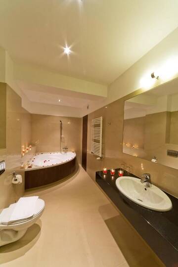 Фото номера Четырехзвездочный люкс с балконом Отель Hotel Zimnik Luksus Natury г. Липова 3